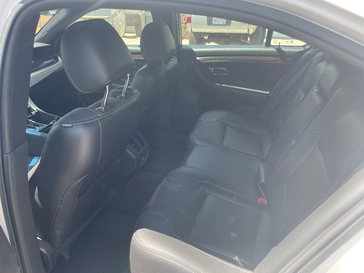 #2858-•-2015-ford-taurus-limited-(has-wi-title)-image-23