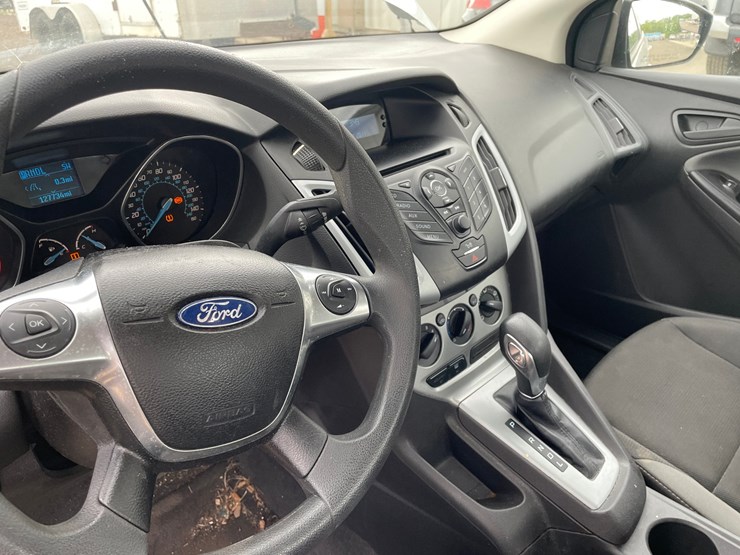 #2797-•-2012-ford-focus-se-sedan-image-30