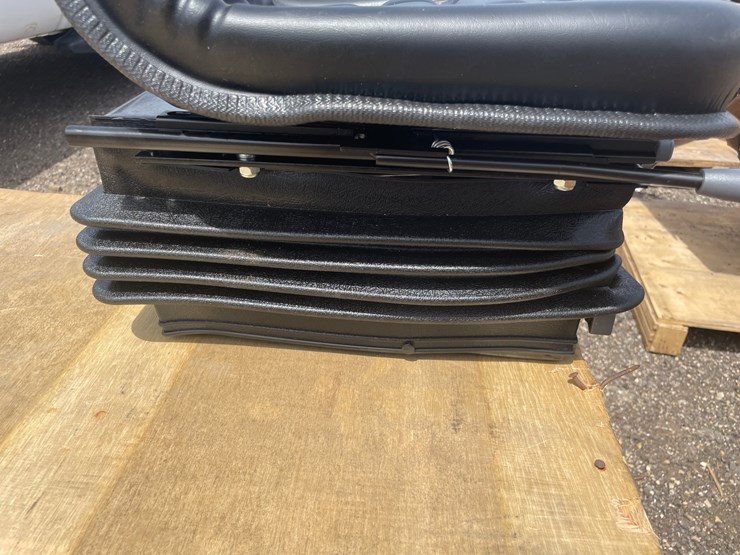 #2778-•-cnh-equipment-seat-image-4