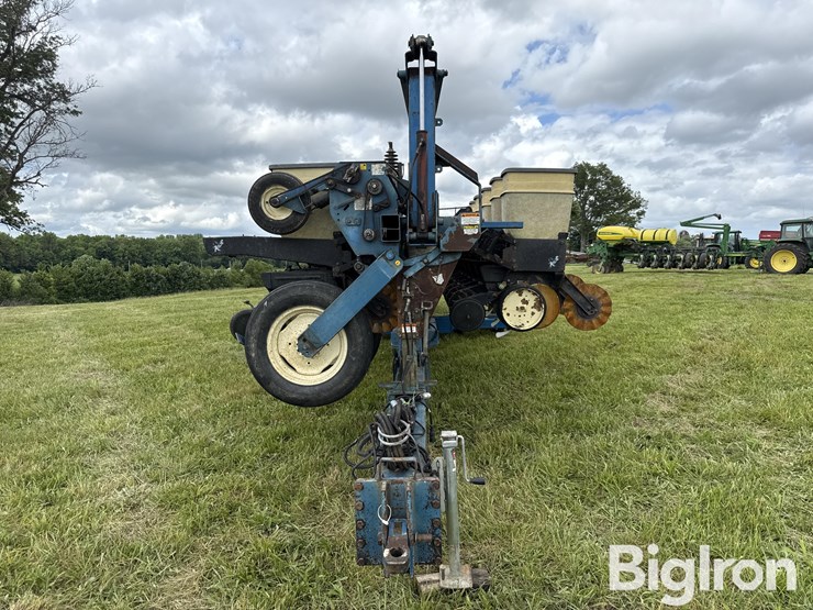 1995-kinze-2600-image-2