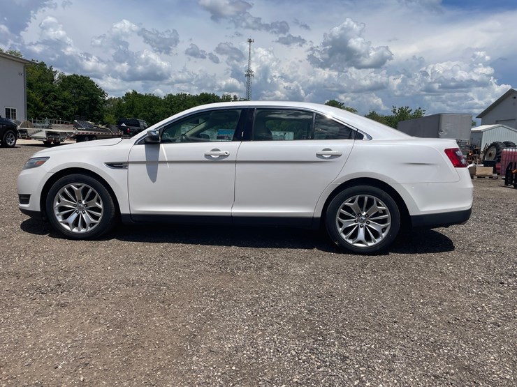 #2793-•-2013-ford-taurus-limited-sedan-(has-wi-title)-image-8