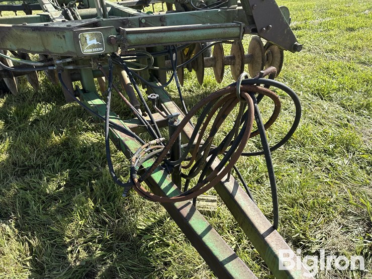 john-deere-230-image-12