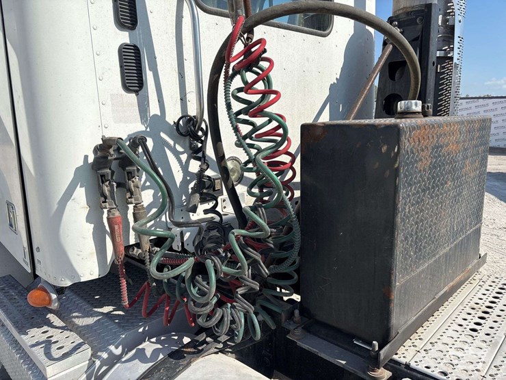 2008-freightliner-columbia-120-image-19