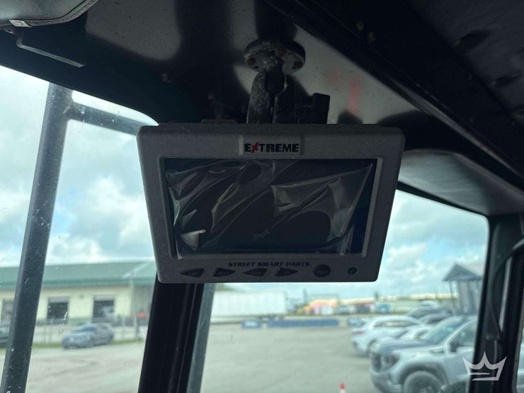 2015-peterbilt-320-image-16