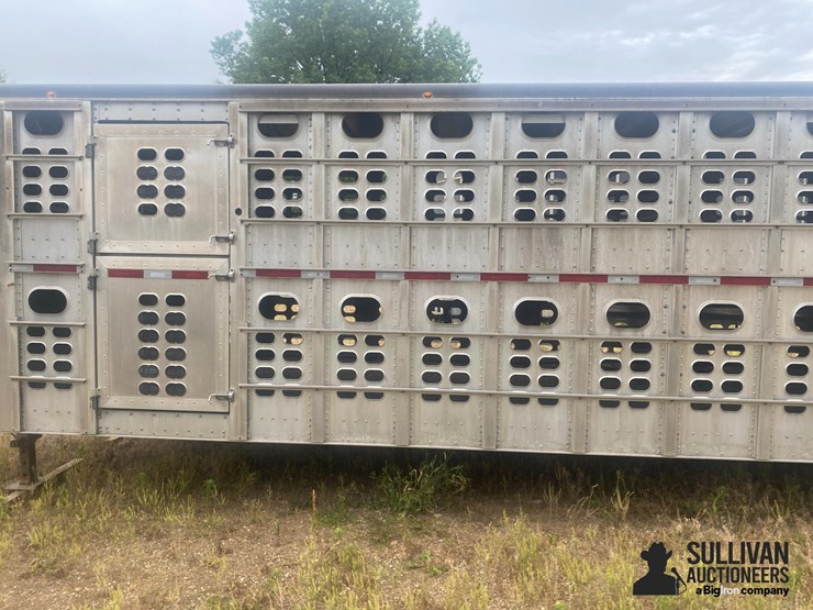 2018-wilson-livestock-trailer-image-15