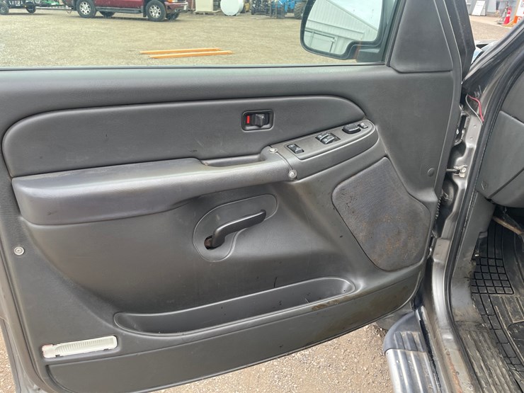 2006-gmc-2500hd-image-25