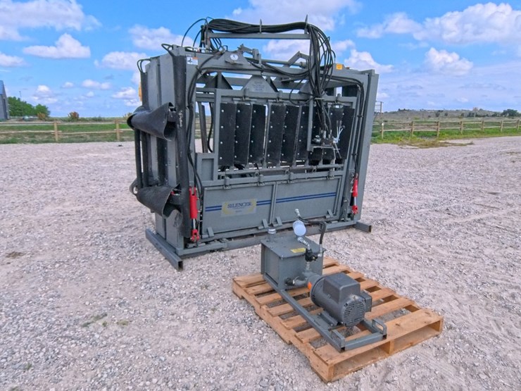 #1057-•-molly-mfg,-silencer-hydraulic-cattle-chute-image-1