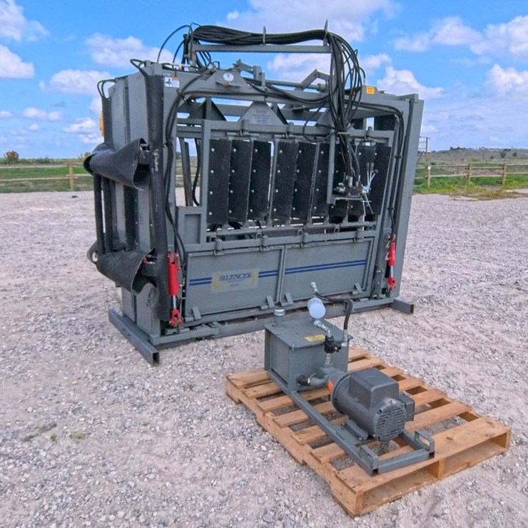 #1057 • MOLLY MFG, SILENCER Hydraulic Cattle Chute