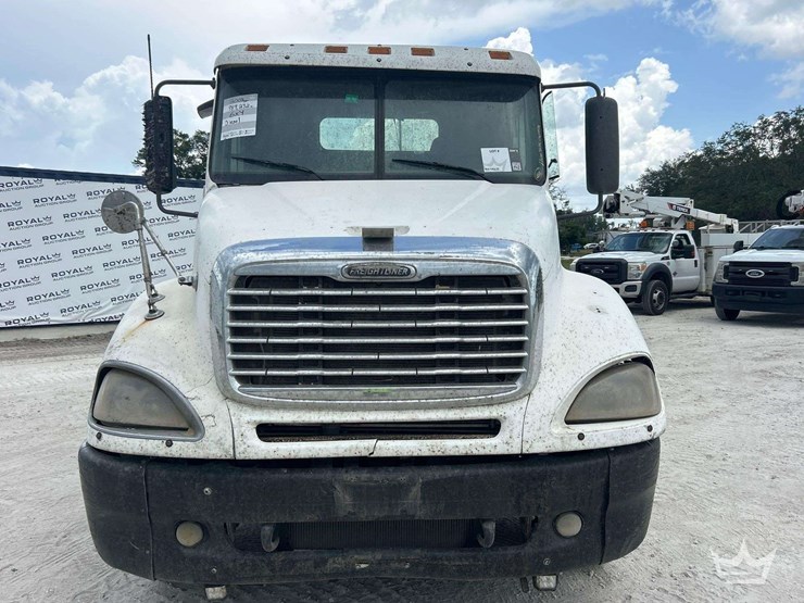 2005-freightliner-columbia-120-image-23