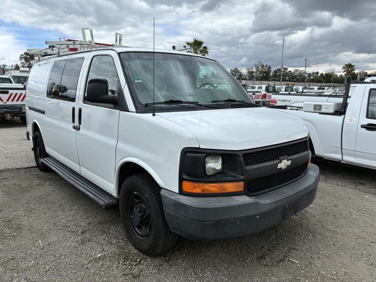 2008-chevrolet-express-3500-image-2