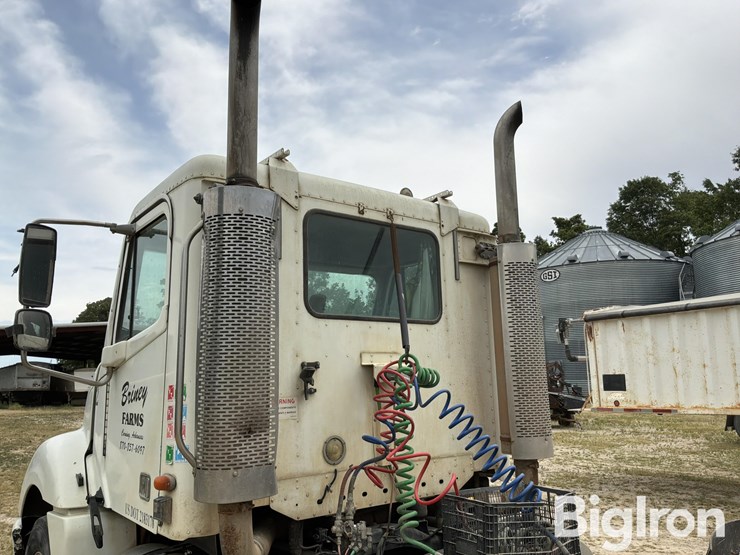 2004-freightliner-columbia-120-image-12