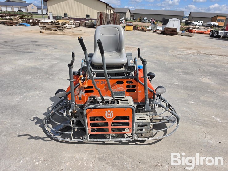 husqvarna-crt36-ride-on-trowel-image-2