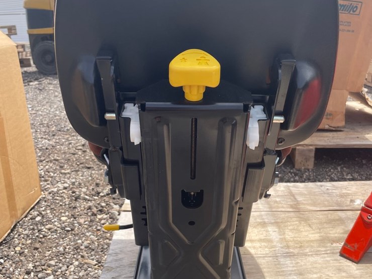 #2779-•-john-deere-utility-tractor-seat-image-3