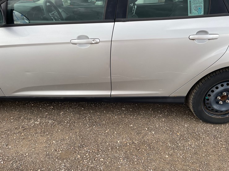 #2797-•-2012-ford-focus-se-sedan-image-12