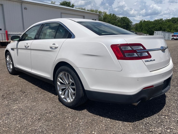 #2793-•-2013-ford-taurus-limited-sedan-(has-wi-title)-image-7