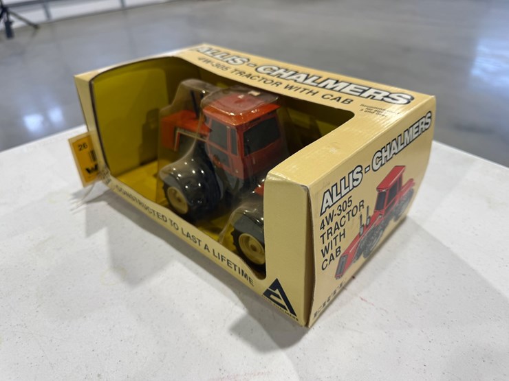 #47265-•-allis-chalmers-4w-305-tractor-vintage-toy-image-1