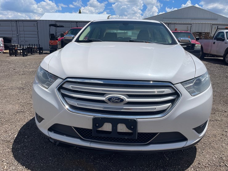 #2793-•-2013-ford-taurus-limited-sedan-(has-wi-title)-image-2