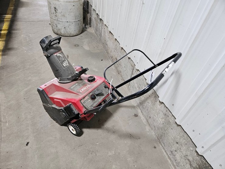 #155-•-toro-ccr1000-snow-thrower-image-2