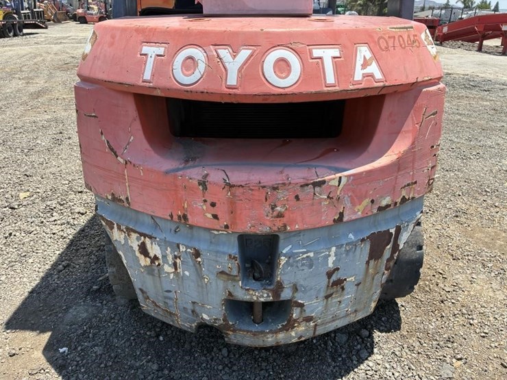 2002-toyota-7fdu25-image-12