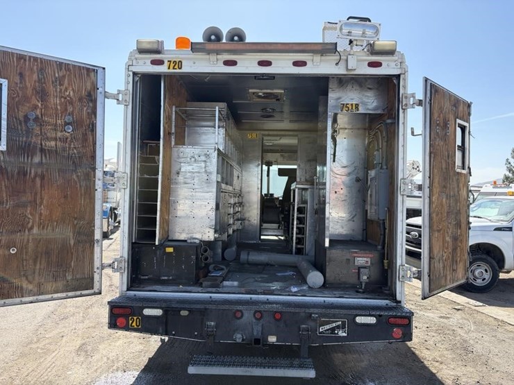 2008-workhorse-w62-image-14