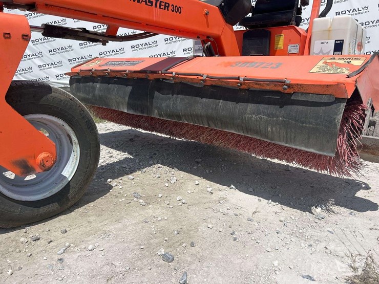 2022-laymor-sm300-towable-ride-on-rotating-sweeper-image-13