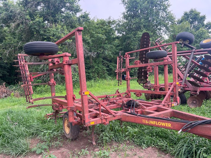 #2048-•-sunflower-chisel-plow-image-10