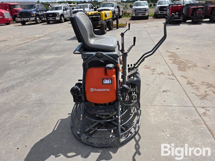 husqvarna-crt36-ride-on-trowel-image-4