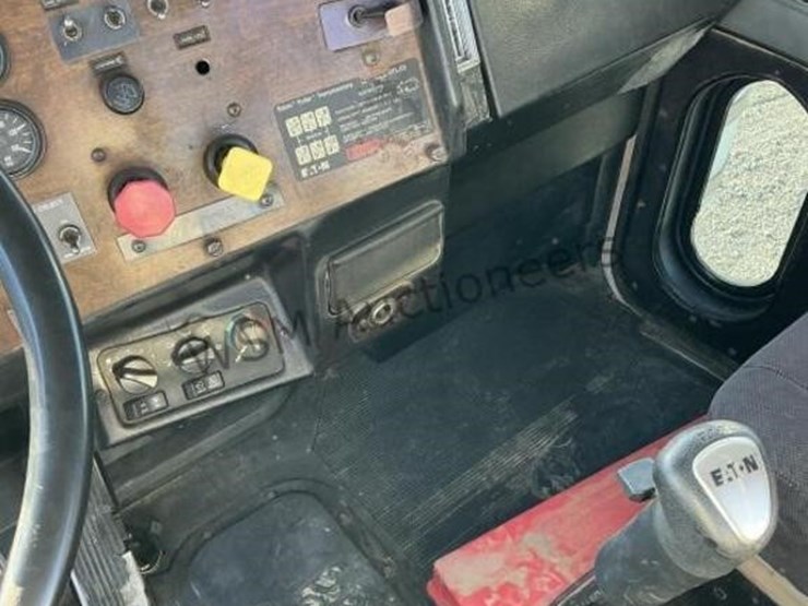 1995-peterbilt-379-image-21