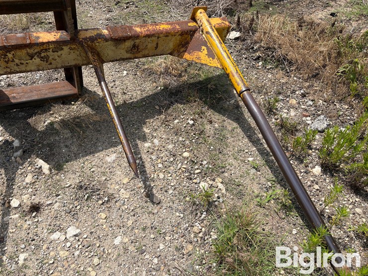 caterpillar-bale-lifter-image-11