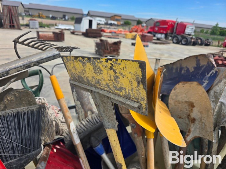 long-handled-tool-assortment-image-13