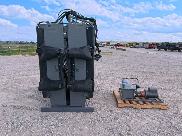 #1057-•-molly-mfg,-silencer-hydraulic-cattle-chute-image-2