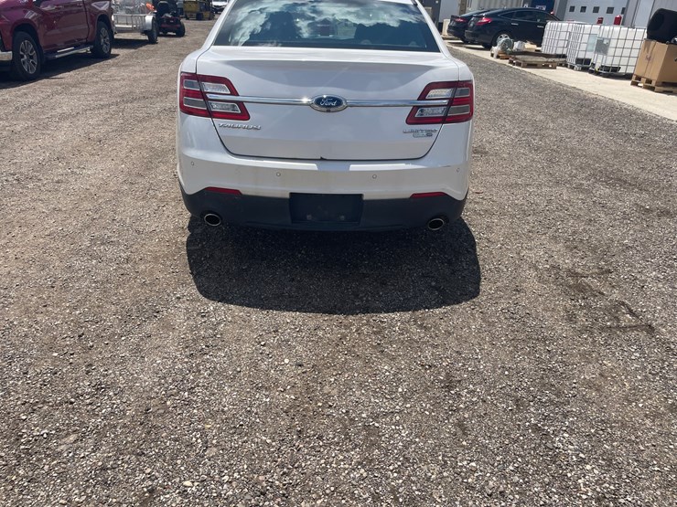 #2858-•-2015-ford-taurus-limited-(has-wi-title)-image-6