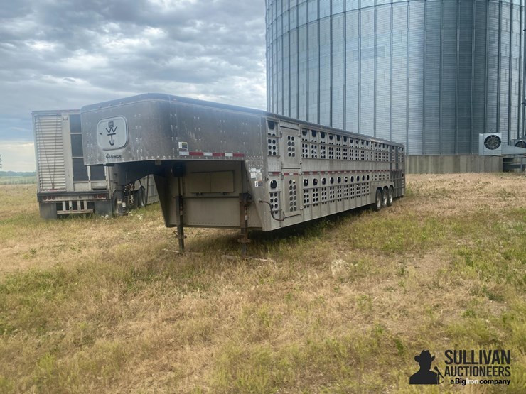 2018-wilson-livestock-trailer-image-1