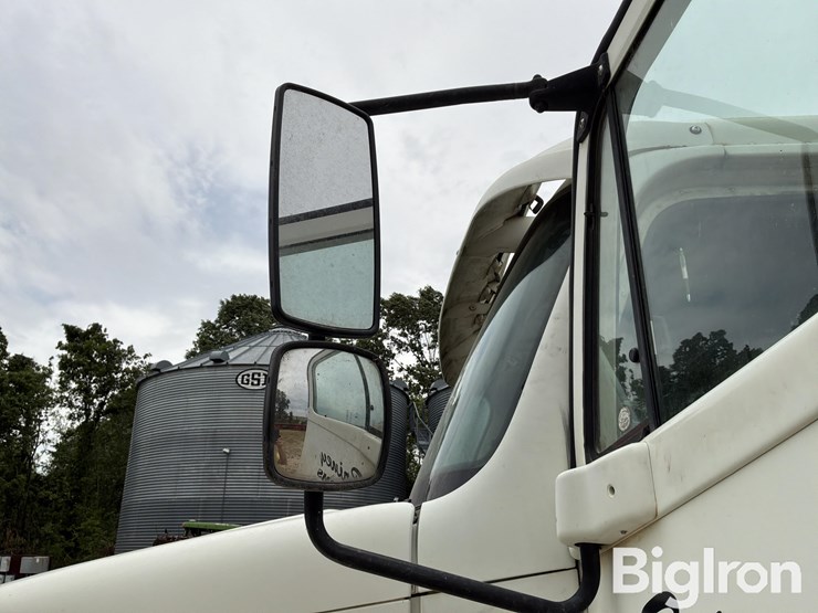2005-freightliner-columbia-120-image-10