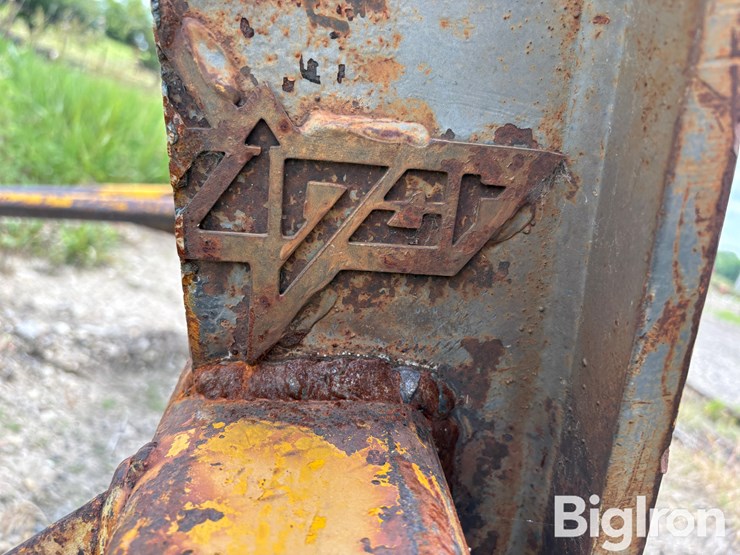 caterpillar-bale-lifter-image-9