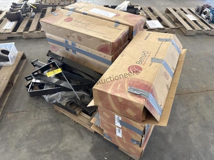 pallet-of-peterbilt-fender-mounts-image-5