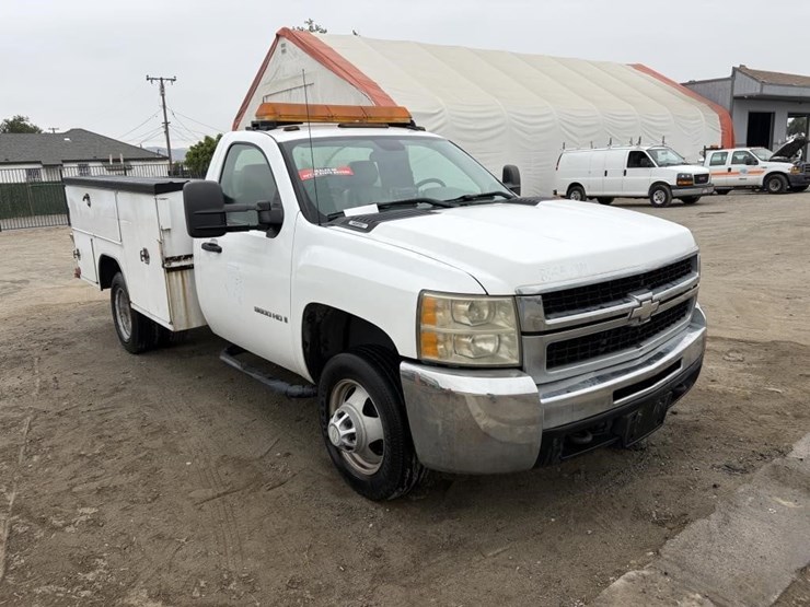 2009-chevrolet-silverado-3500-image-2
