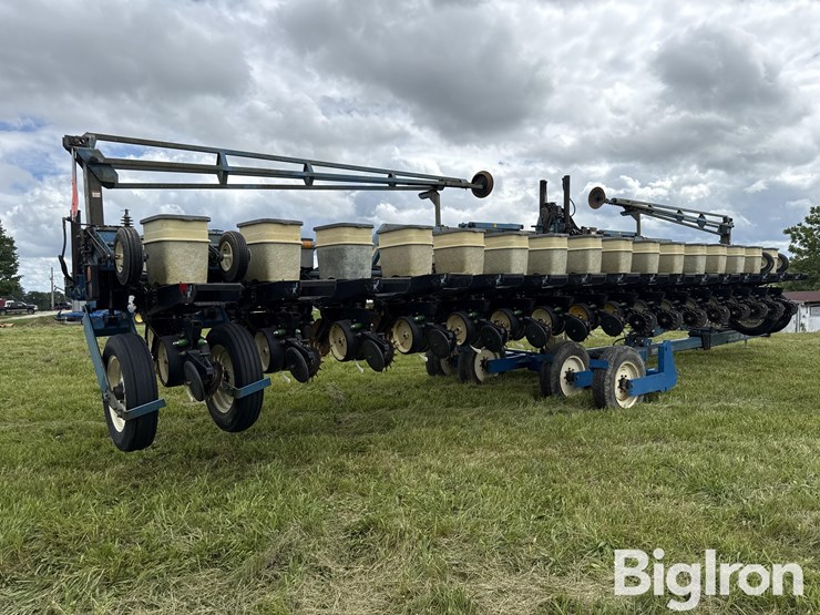 1995-kinze-2600-image-5