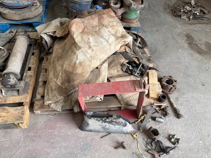 (4-pallets)-assorted-flanges,-snatch-blocks,-we’ll-head-parts,-flood-lights,-etc-image-3