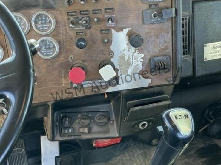 2000-peterbilt-379-image-18