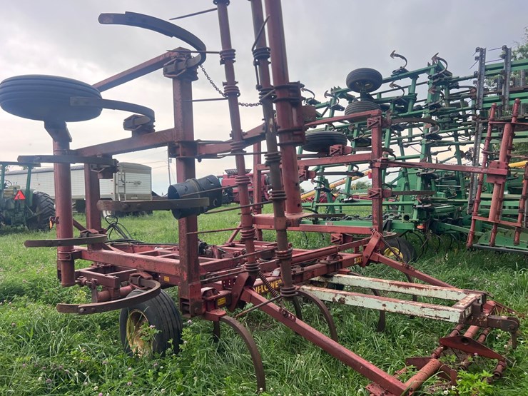 #2048-•-sunflower-chisel-plow-image-3