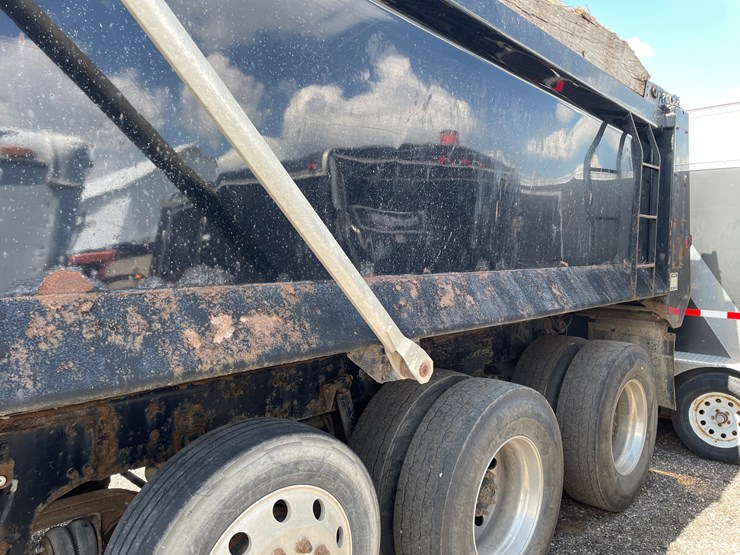 #2872-•-2006-freightliner-quad-axle-dump-truck-(title-in-delay)-image-9