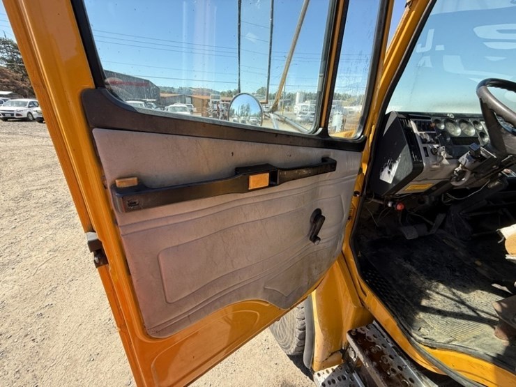 1994-freightliner-fl80-image-23