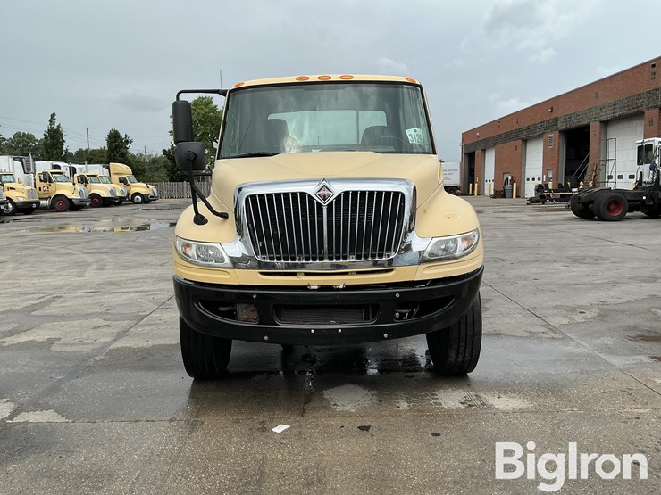 2009-international-durastar-4400-image-2