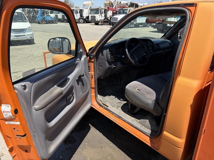 2001-dodge-2500-image-13