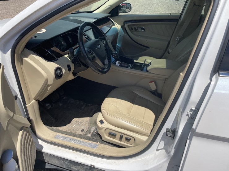 #2793-•-2013-ford-taurus-limited-sedan-(has-wi-title)-image-25