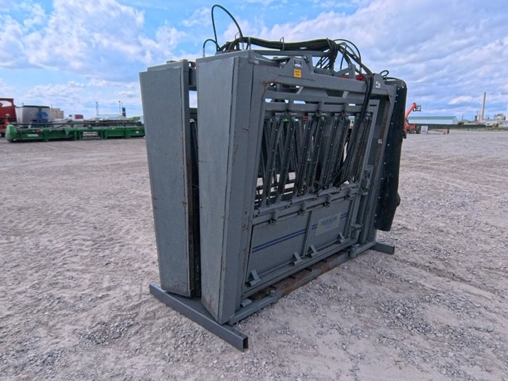 #1057-•-molly-mfg,-silencer-hydraulic-cattle-chute-image-6
