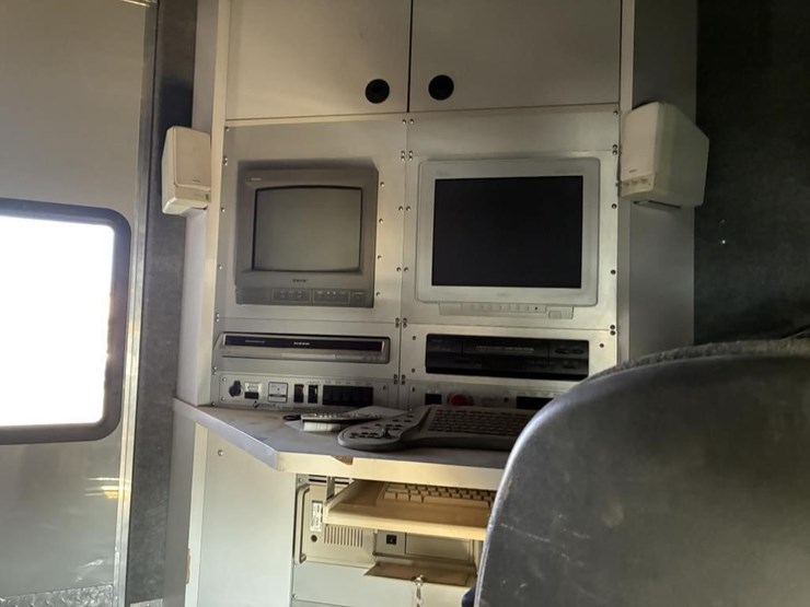 2003-gmc-3500-image-14