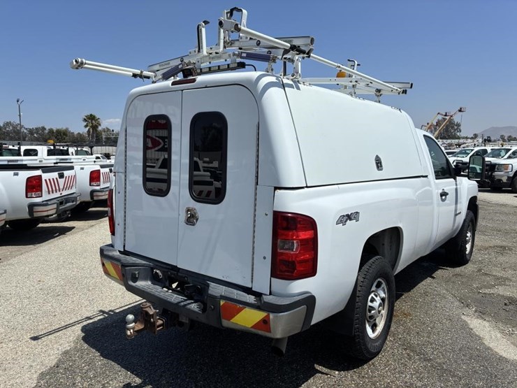 2011-chevrolet-2500hd-image-3