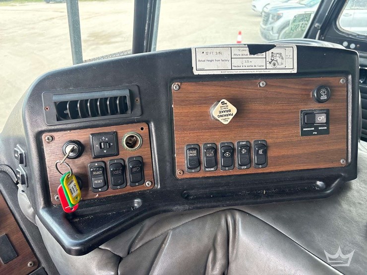 2015-peterbilt-320-image-9